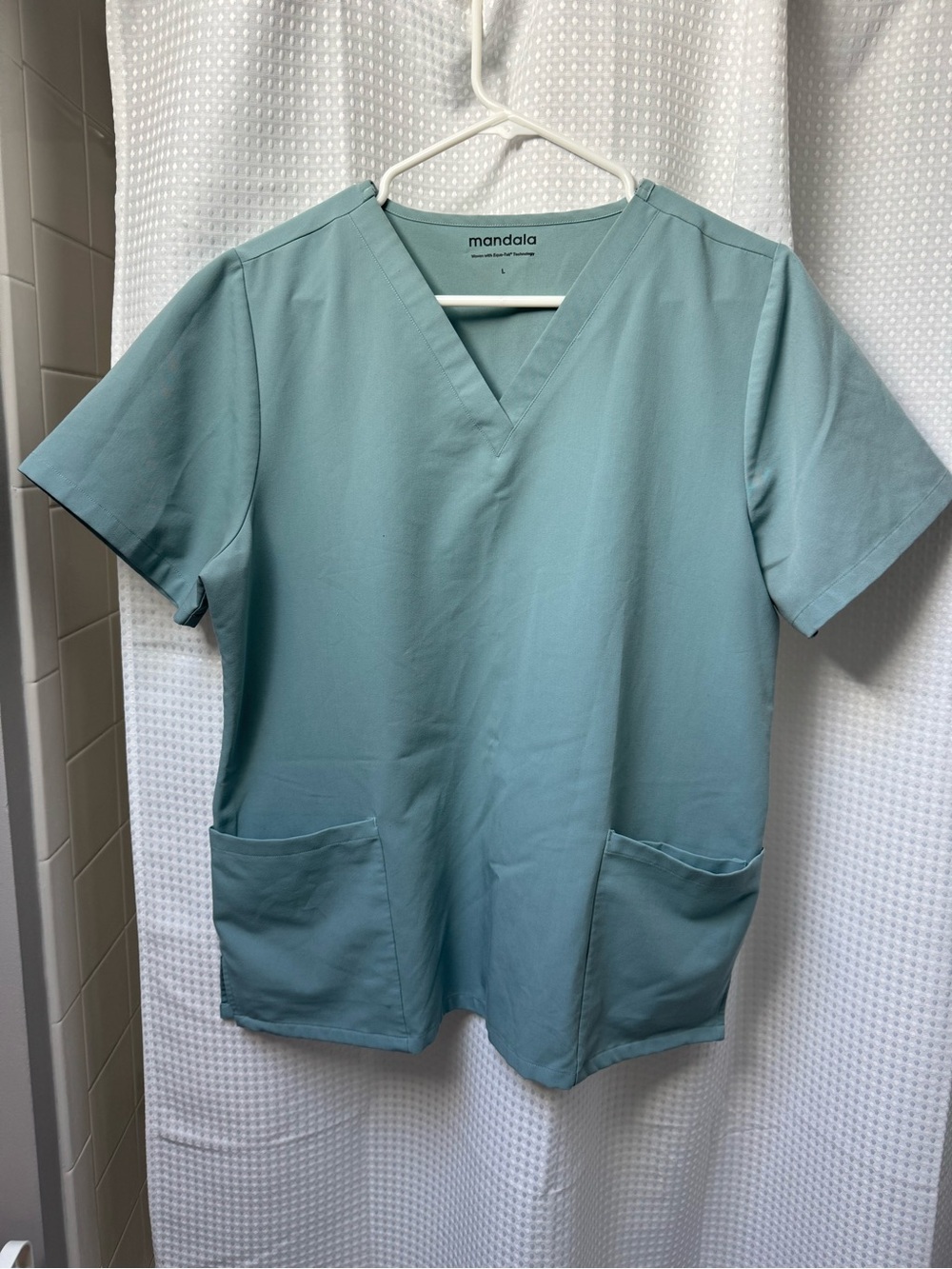 Women’s Mandala Scrub Set in Seafoam Green
Vneck top/ Jogger bottoms. Size L